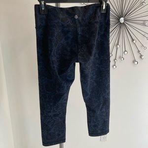 LULULEMON 🍋 Navy Paisley Wunder Under Crops, sz 6